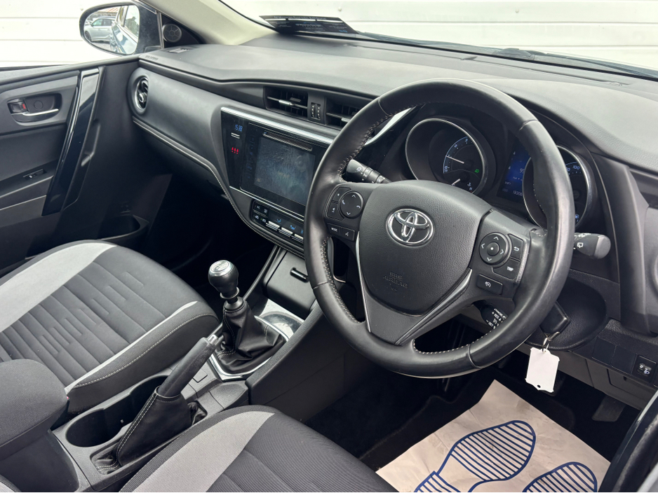2016 Toyota Auris - image 10