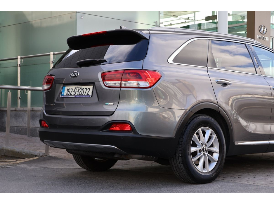 2016 Kia Sorento - image 4