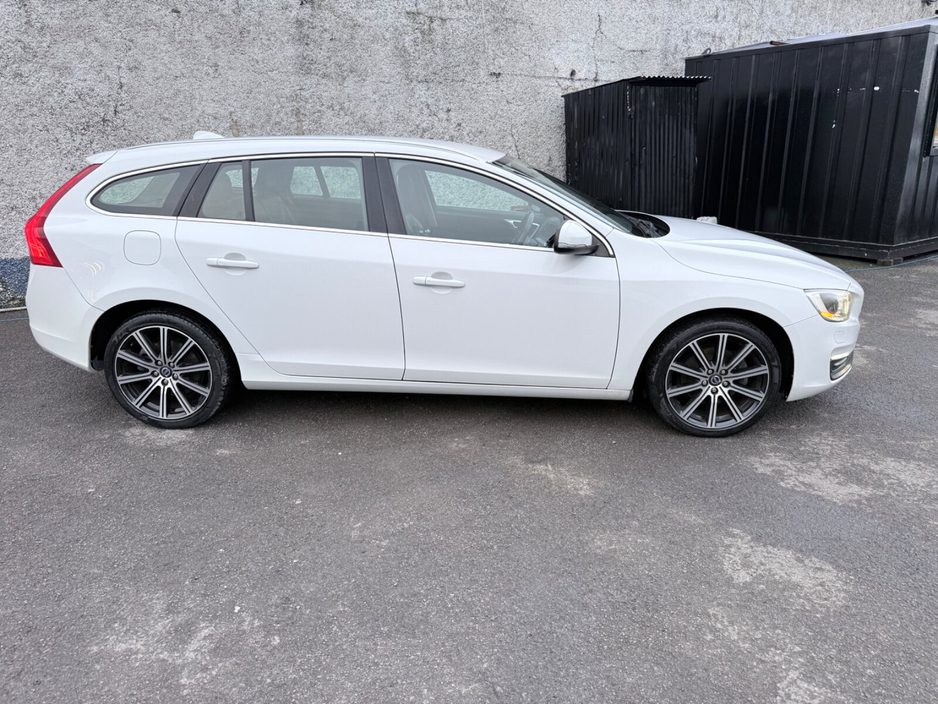 2015 Volvo V60 - image 8