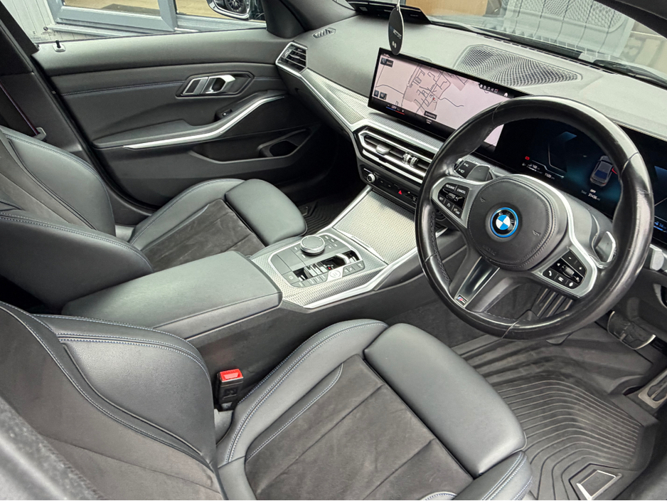 2023 BMW 3 Series - image 19