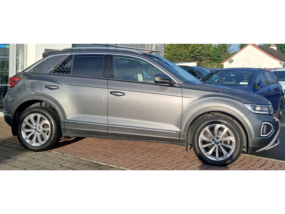 2023 Volkswagen T-Roc - image 2