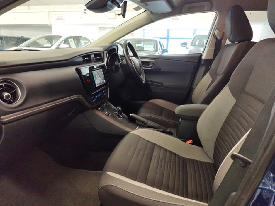 2016 Toyota Auris - image 6