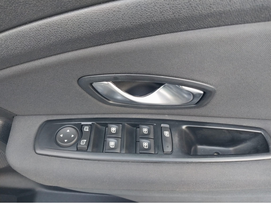 2011 Renault Fluence - image 23