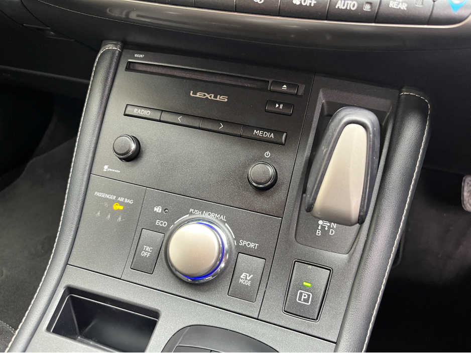 2017 Lexus CT 200 h SPORT AUTOMATIC 1.8 PETROL //SAT NAV//REVERSE CAMERA//HALF LEATHER SEATS//