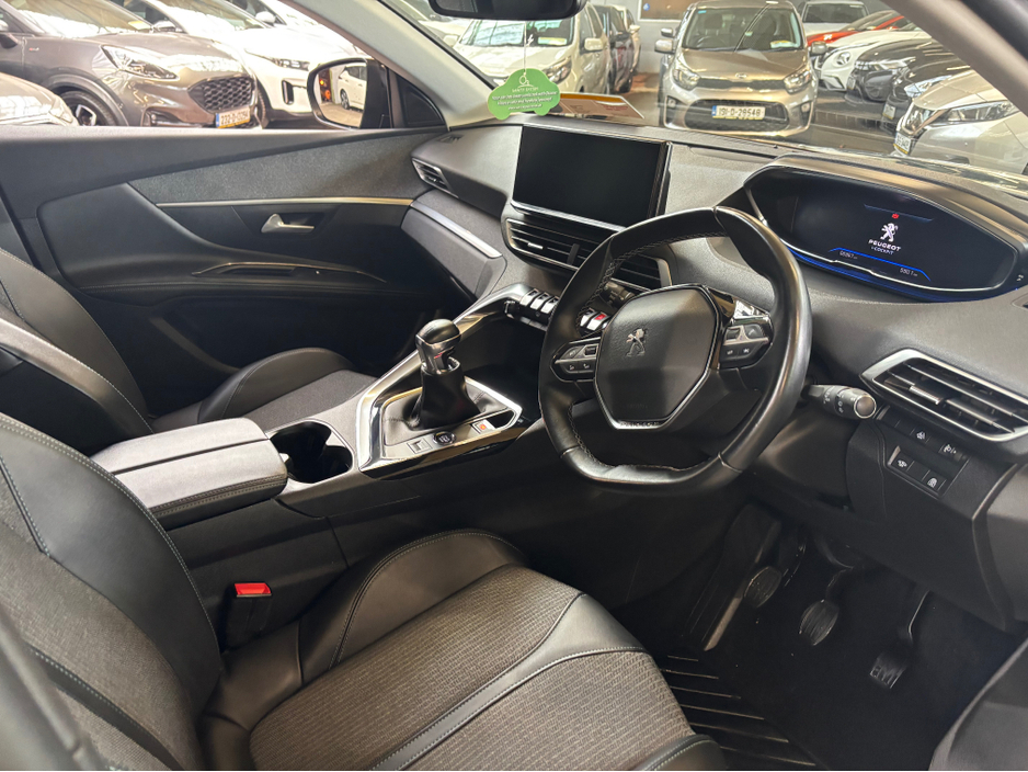 2022 Peugeot 5008 - image 8