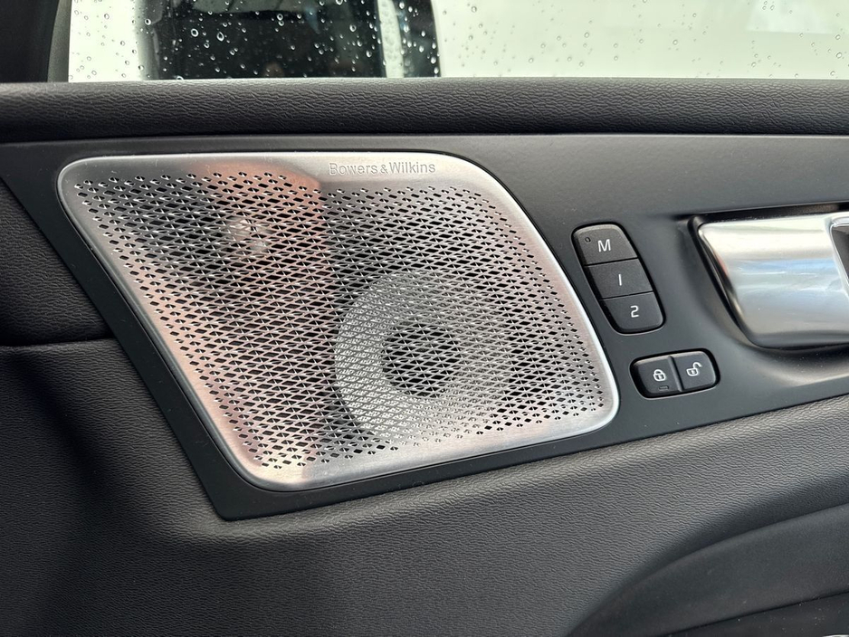 2025 Volvo XC60 - image 23