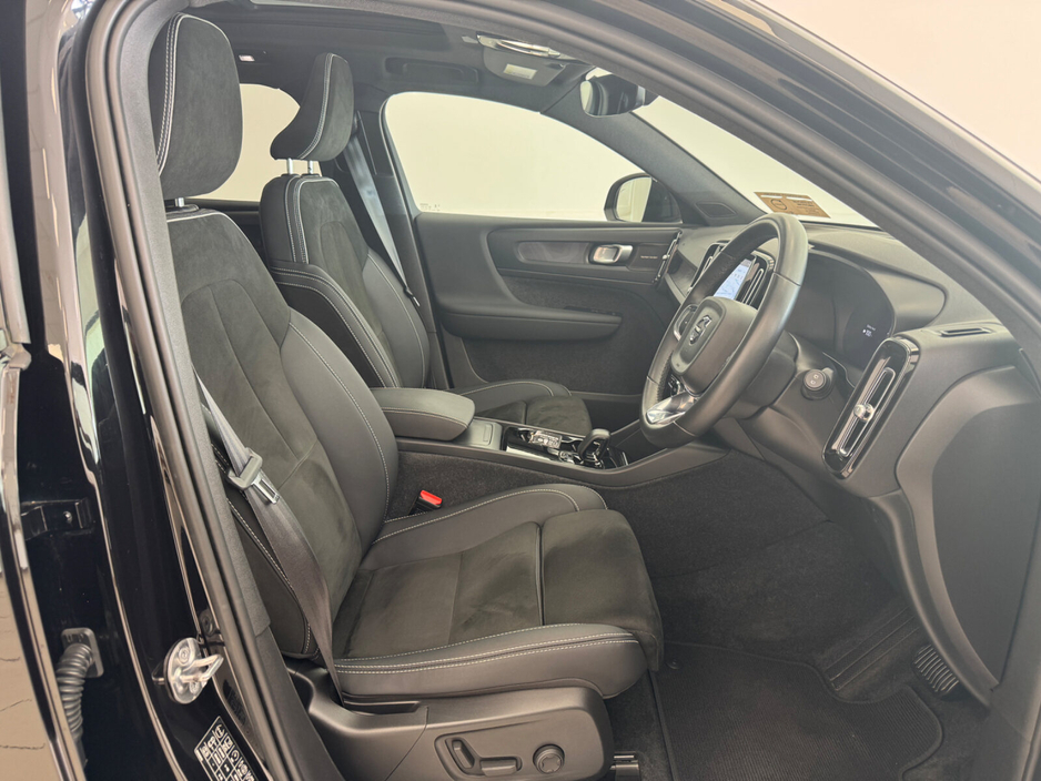 2023 Volvo XC40 - image 4