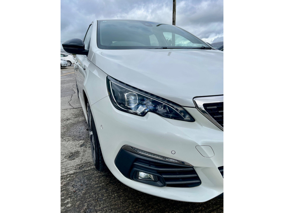 2018 Peugeot 308 - image 10