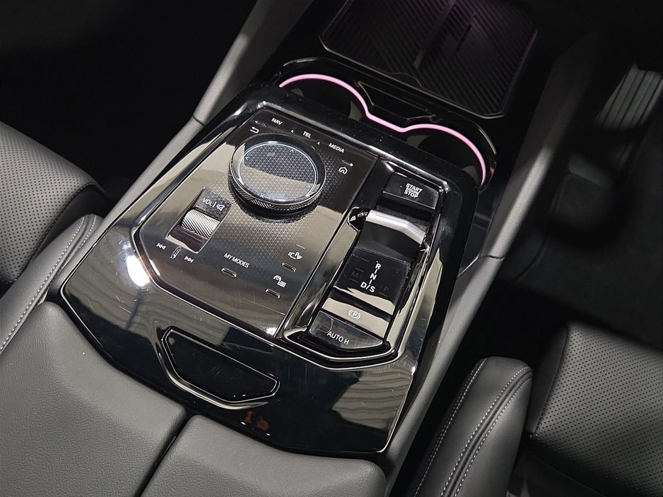 2025 BMW 5 Series - image 10