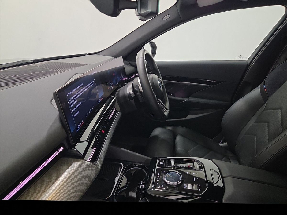 2024 BMW 5 Series - image 7