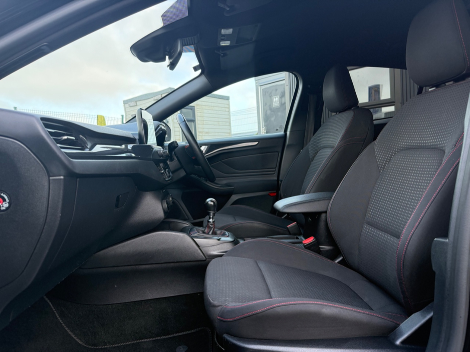 2019 Ford Focus - image 6