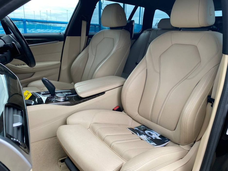 2019 BMW 5 Series - image 6