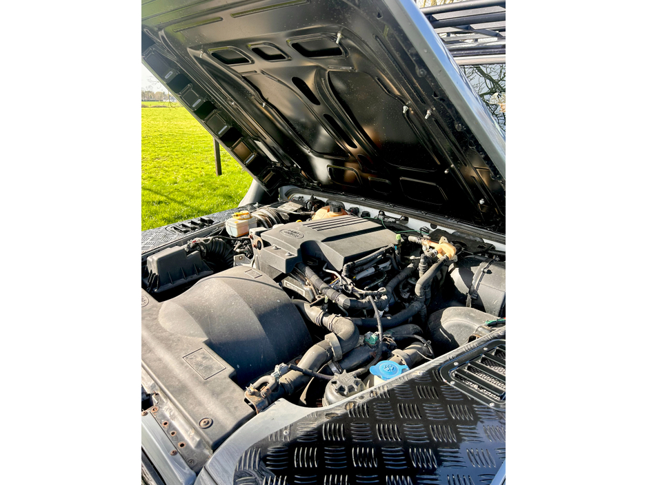 2017 Land Rover Defender - image 21