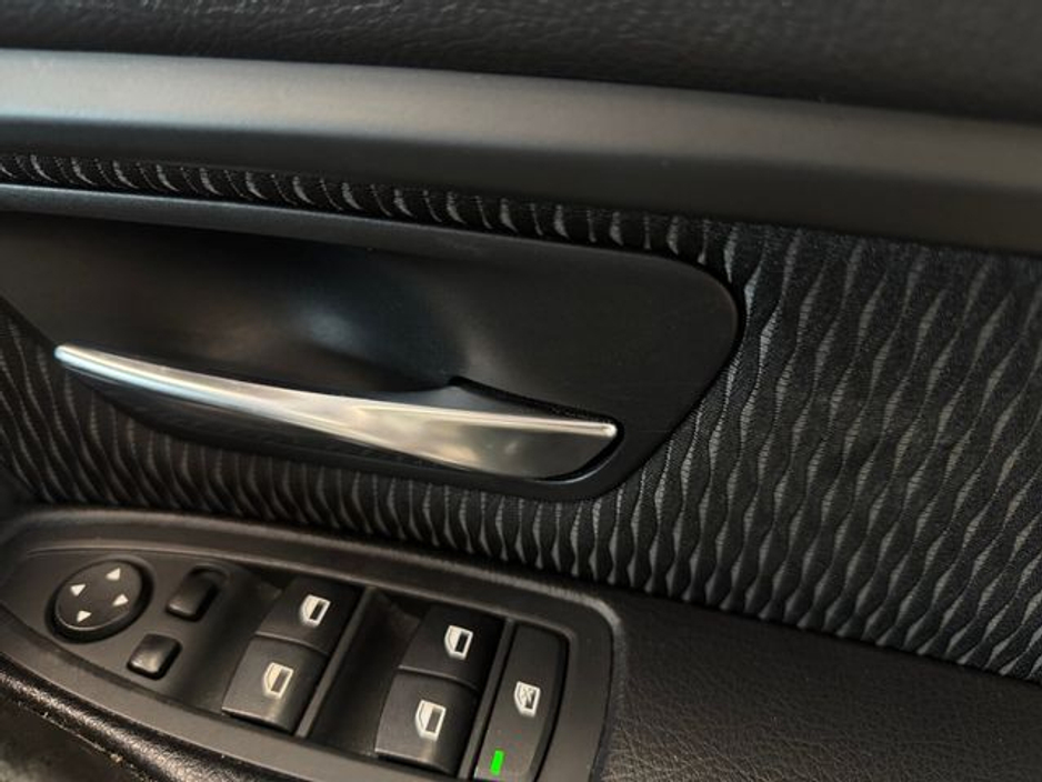 2015 BMW 3 Series - image 12