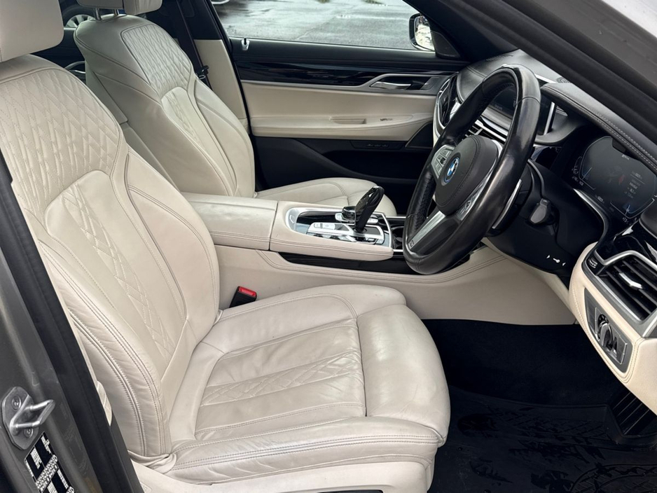 2022 BMW 7 Series - image 12