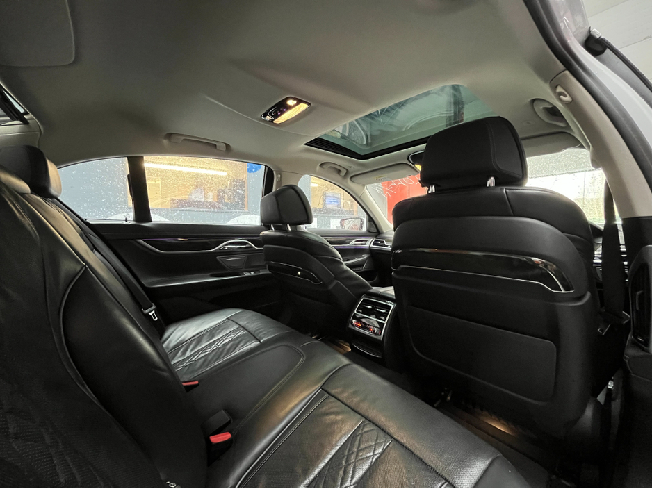 2017 BMW 7 Series - image 18