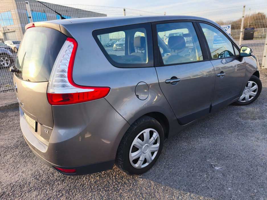 2013 Renault Grand Scenic - image 8