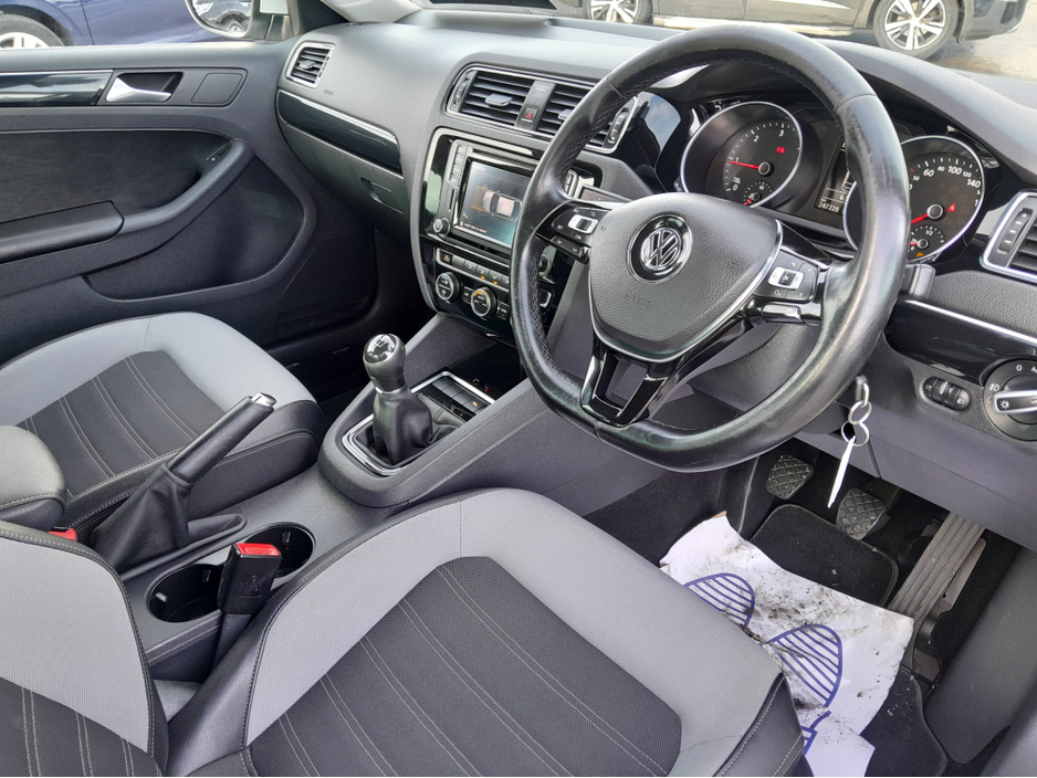 2015 Volkswagen Jetta - image 27