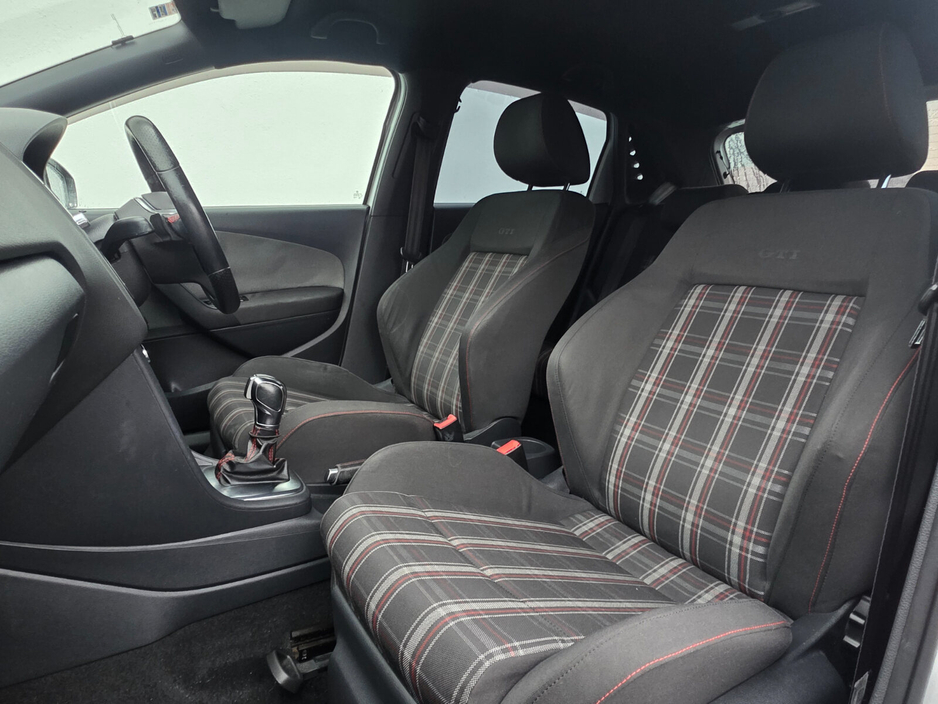 2012 Volkswagen Polo - image 5