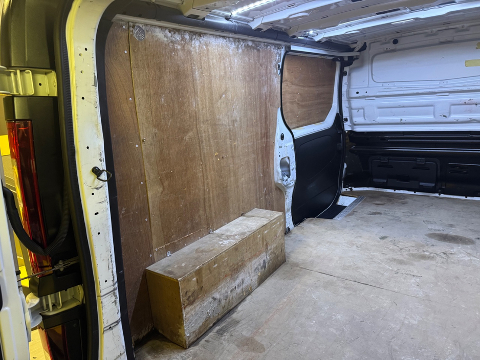 2020 Nissan NV300 - image 25