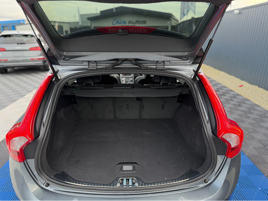 2017 Volvo V60 - image 33