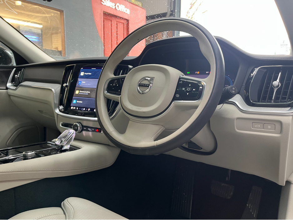 2024 Volvo V60 - image 10