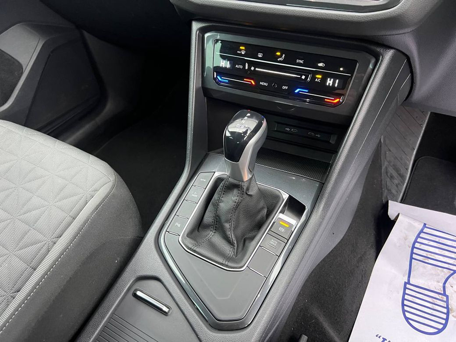 2023 Volkswagen Tiguan LIFE 1.4 HYBRID // DIGITAL CLUSTER // APPLE CARPLAY/ANDROID AUTO // DUAL ZONE CLIMATE CONTROL €31,900