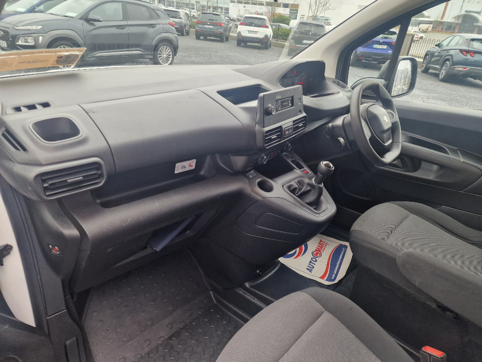2020 Peugeot Partner - image 11