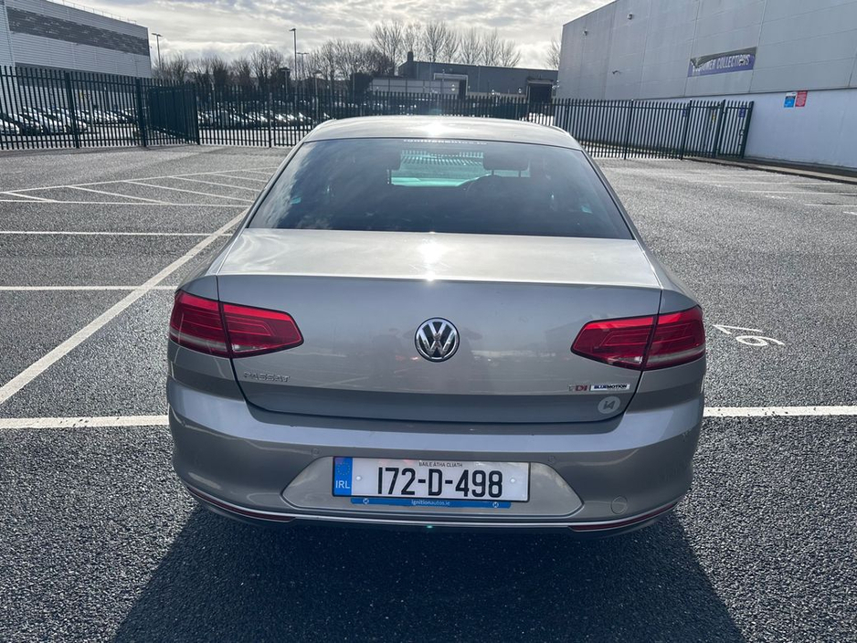 2017 Volkswagen Passat - image 4