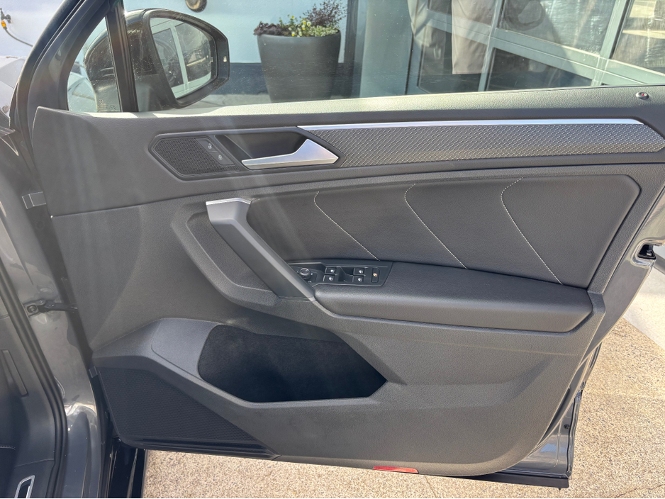 2022 Volkswagen Tiguan - image 9