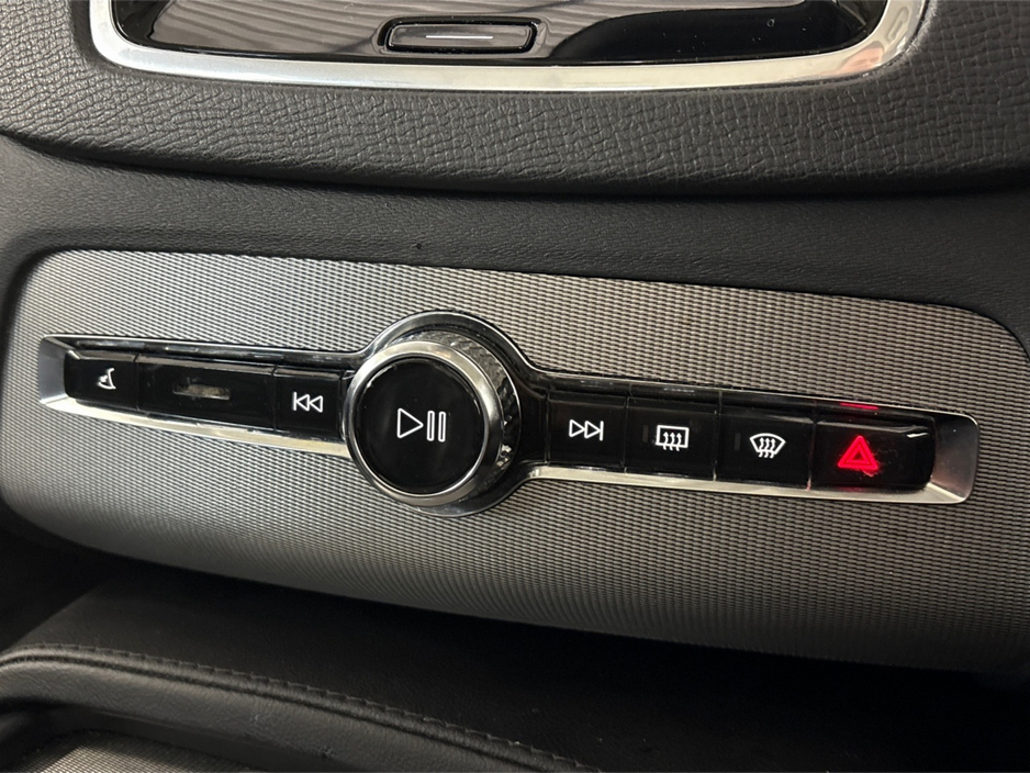 2022 Volvo XC90 2.0 T8**7 SEATER**BLACK LEATHER INTERIOR**FRONT HEATED ELECTRIC MEMORY SEATS**HEATED MULTIFUNCTIONAL STEERING WHEEL**TOUCH SCREEN DIGITAL MEDIA DISPLAY**REVERSE CAMERA*KEYLESS START*ELECTRIC TAILGATE* €53,995