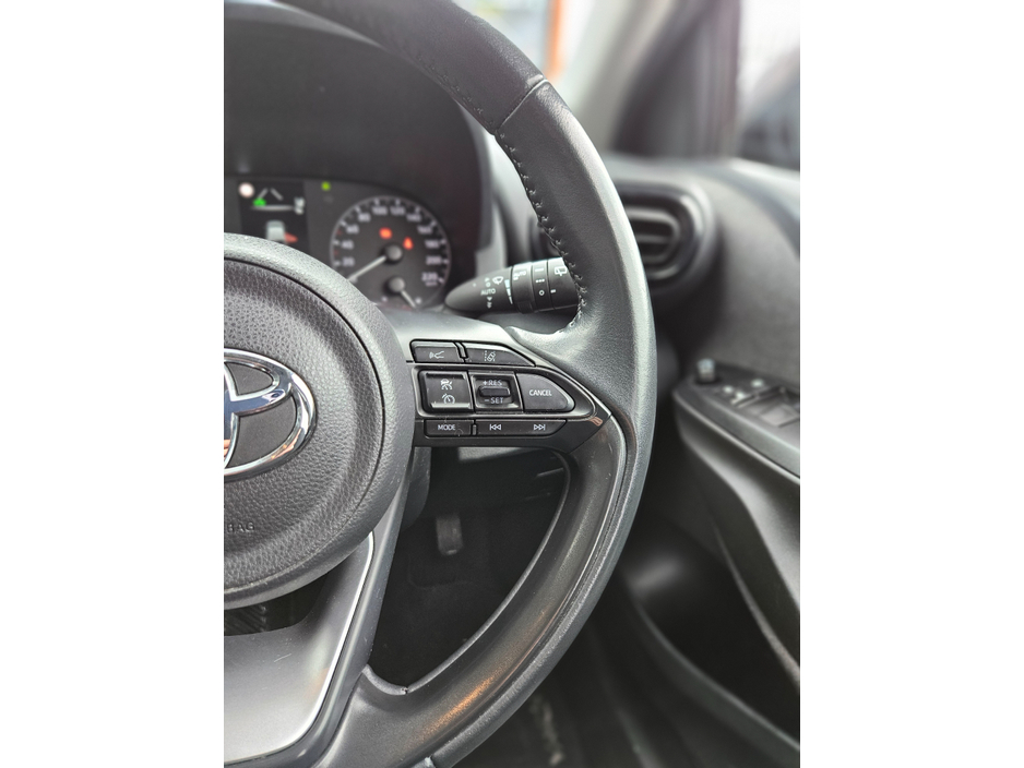 2022 Toyota Yaris - image 12