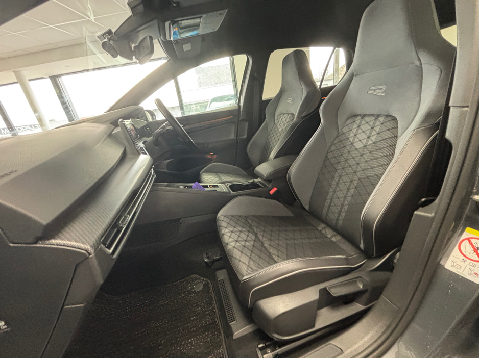 2021 Volkswagen Golf - image 9