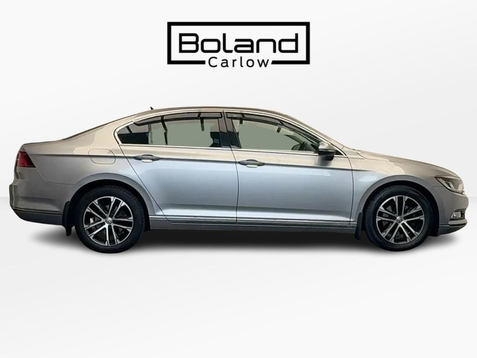 2019 Volkswagen Passat - image 4