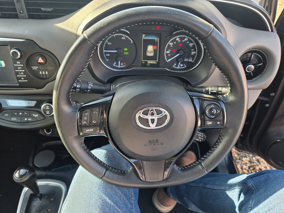 2017 Toyota Yaris - image 9