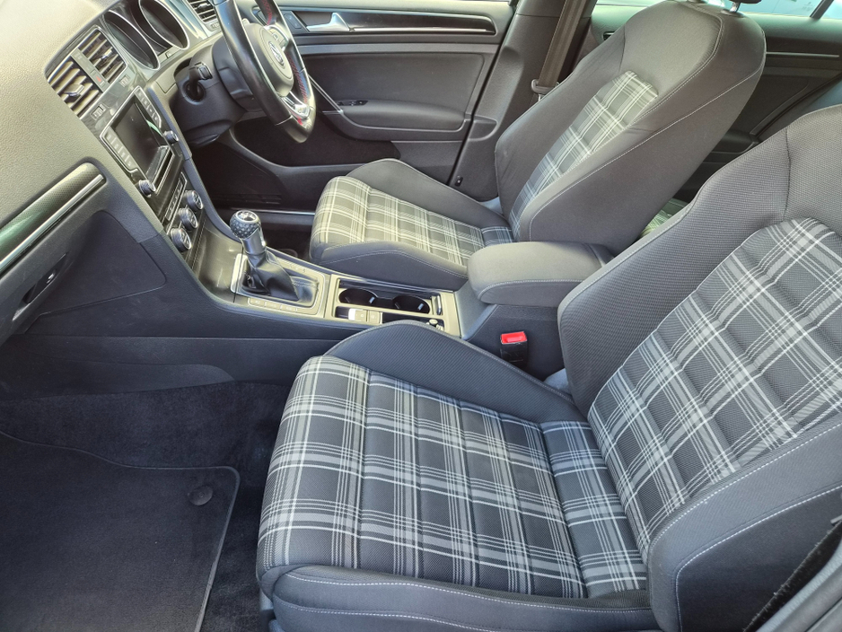 2015 Volkswagen Golf - image 19