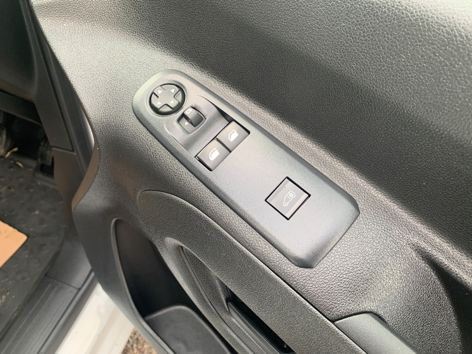 2023 Peugeot Partner - image 10