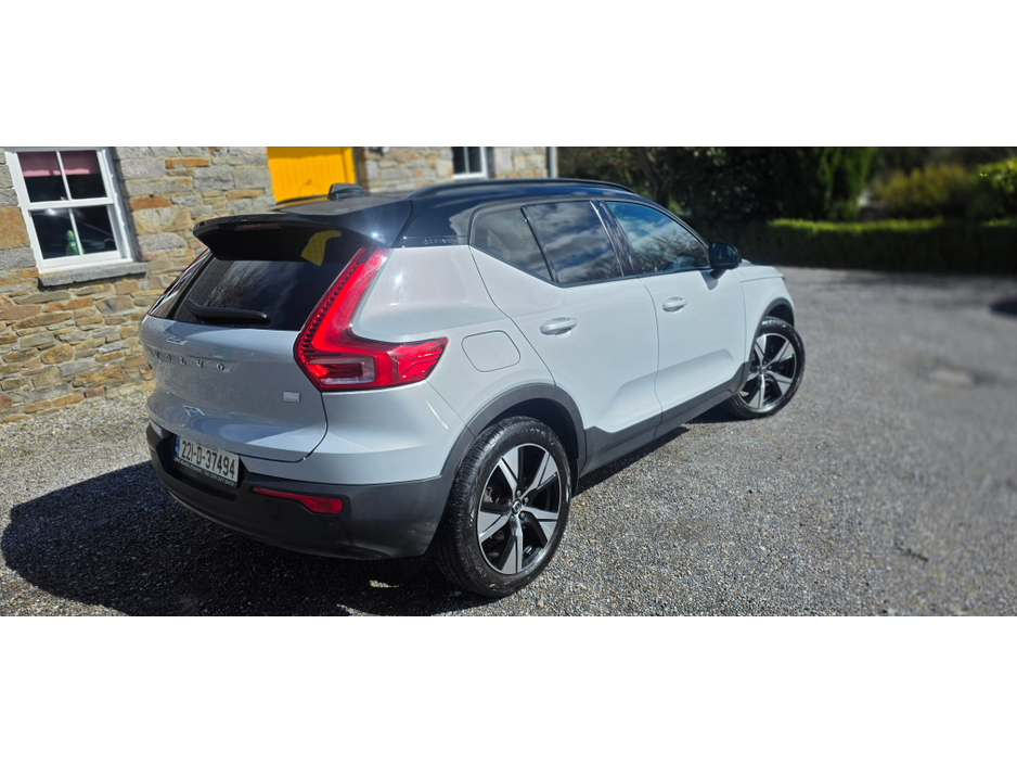 2022 Volvo XC40 - image 6