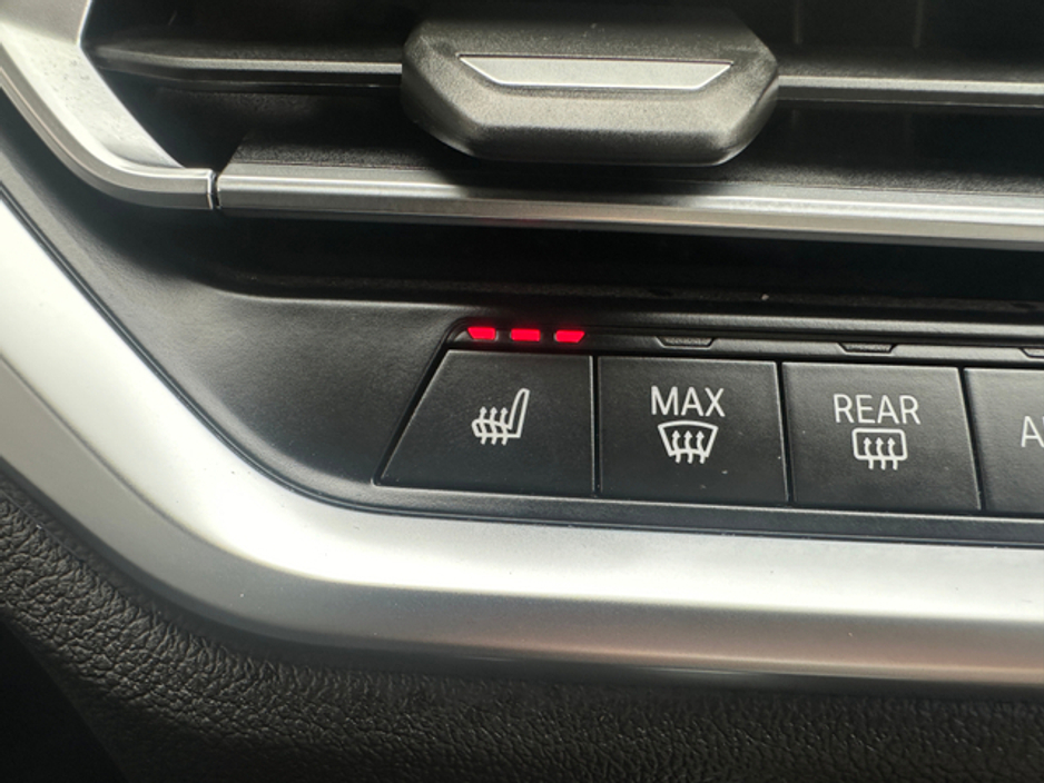 2021 BMW 3 Series - image 17