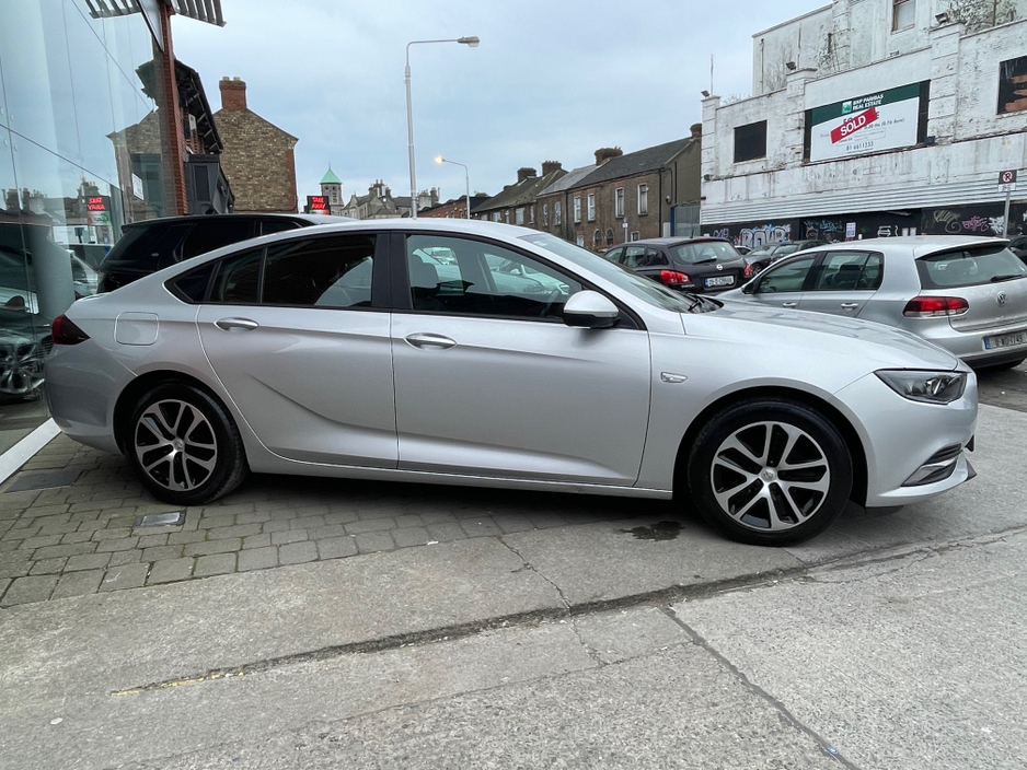 2021 Opel Insignia - image 6