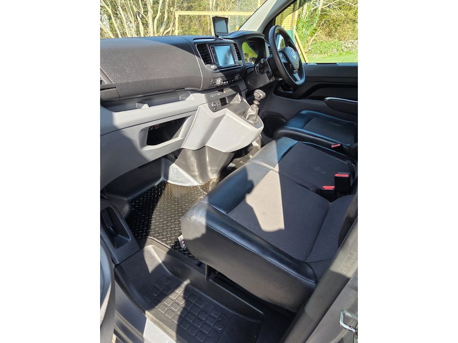 2021 Vauxhall Vivaro - image 21