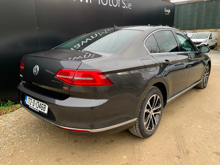 2017 Volkswagen Passat - image 3