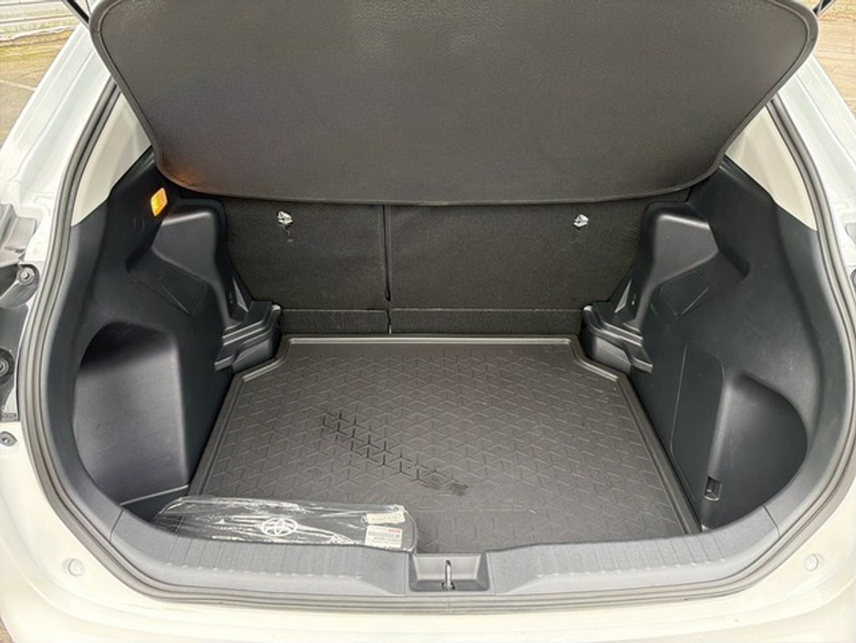 2023 Toyota Yaris Cross LUNA HYBRID AUTOMATIC // REAR CAMERA // AIR CON // SMART ENTRY/SMART START // TOYOTA SAFETY SENSE // FULL WARRANTY €27,445