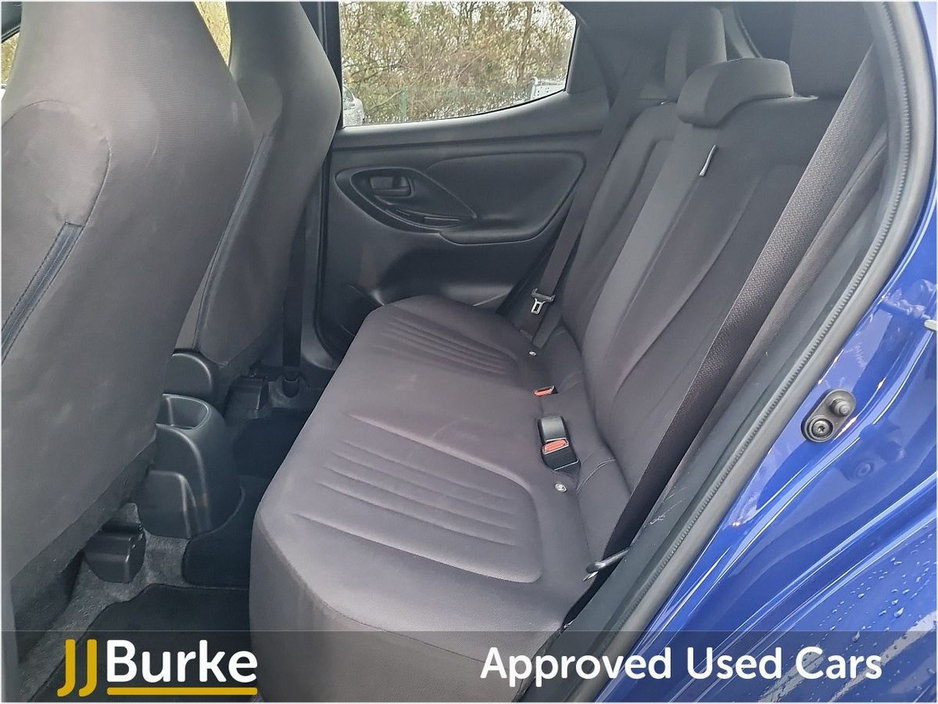 2022 Toyota Yaris - image 10