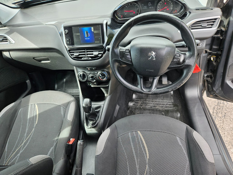 2014 Peugeot 208 - image 6