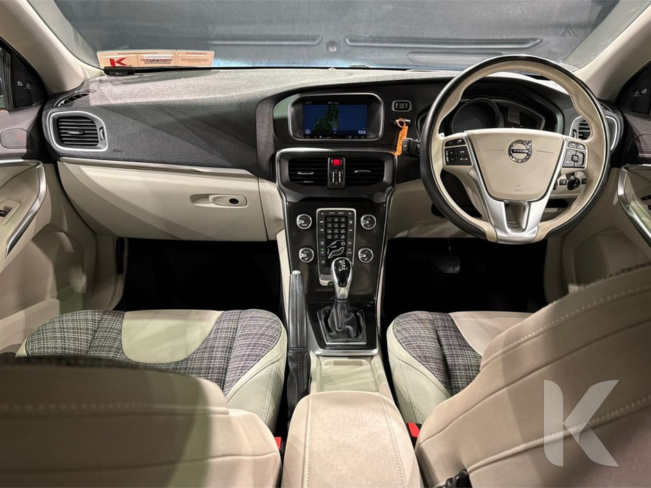 2018 Volvo V40 - image 17