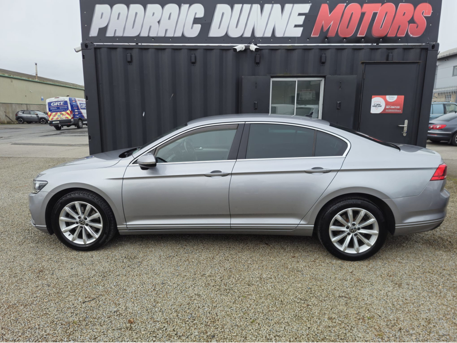 2022 Volkswagen Passat - image 3