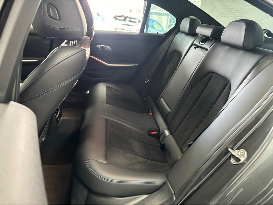 2021 BMW 3 Series - image 17