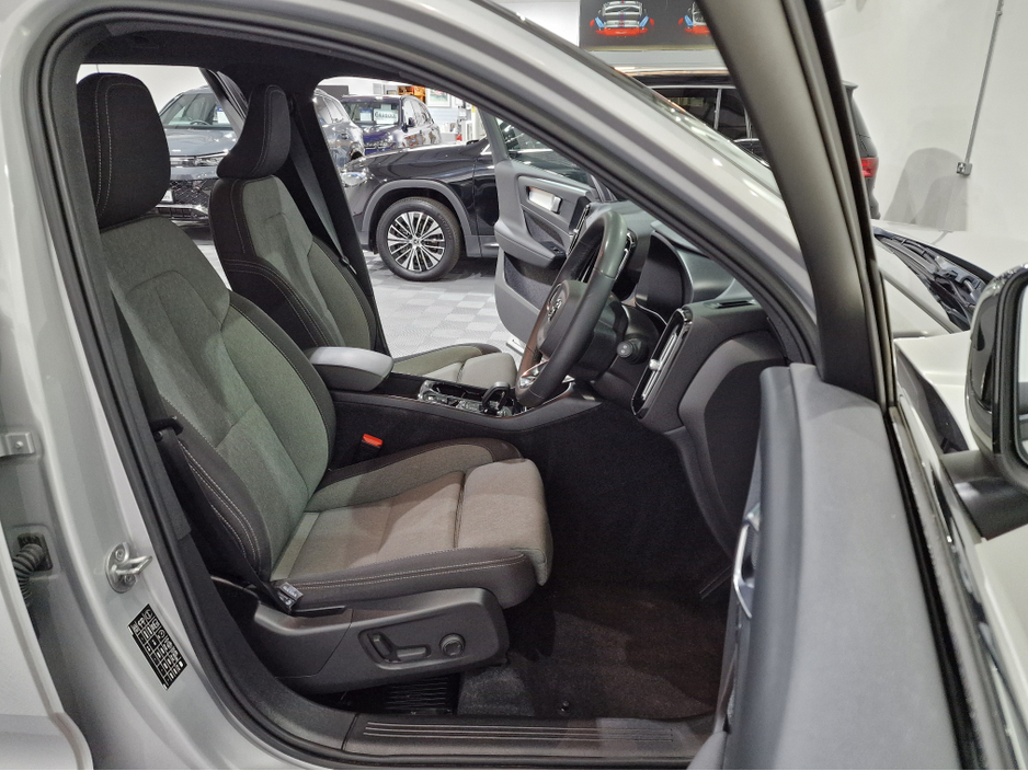 2022 Volvo XC40 T4 RECHARGE PLUS DARK AUTOMATIC **ONE OWNER / APPLE CARPLAY / BLIND SPOT ASSIST / CRUISE CONTROL / ELECTRIC BOOTLID / HEATED FRONT & REAR SEATS / REVERSE CAMERA / SAT NAV / WIRELESS PHONE CHARGING** €33,900