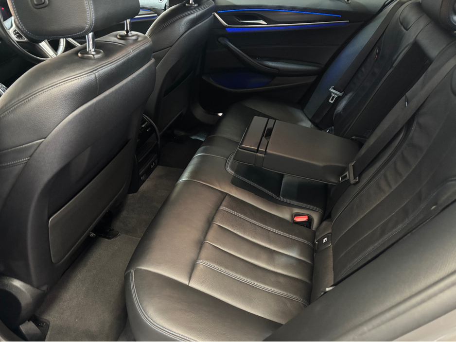 2021 BMW 5 Series - image 11